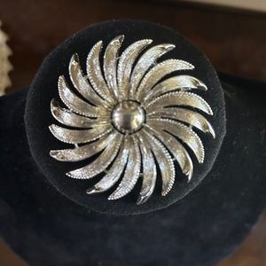 Vintage Lisner Flower brooch pin